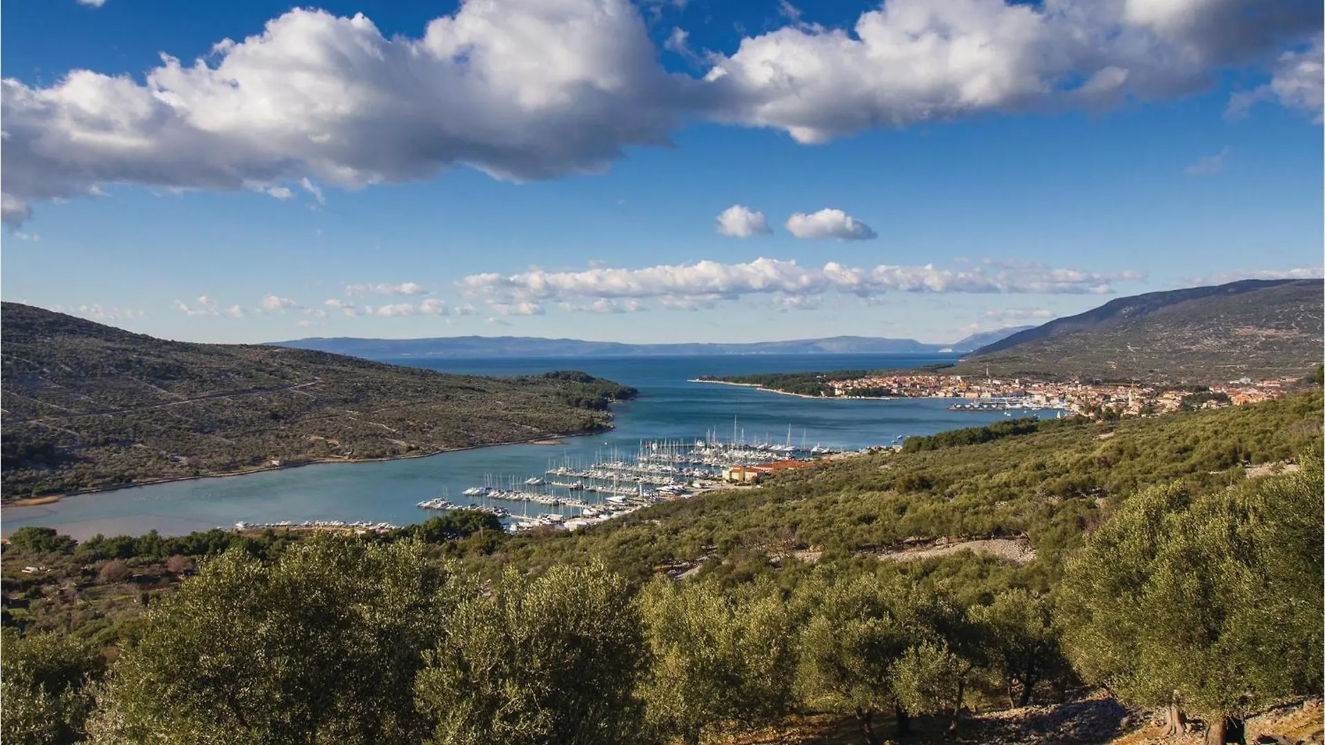 Nice Apartment In Cres With Kitchen
