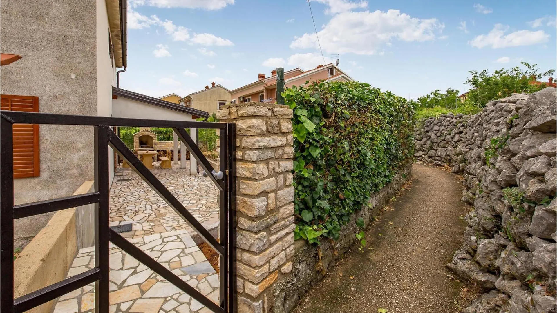Nice Apartment In Cres With Kitchen 0*,