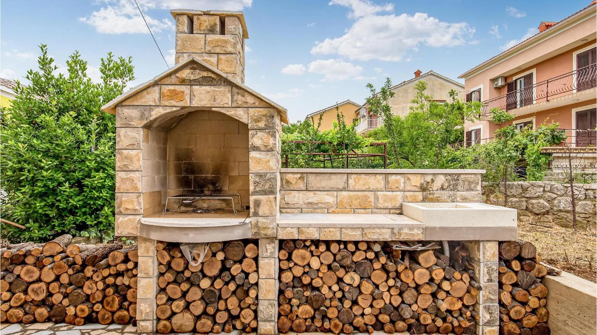 Nice Apartment In Cres With Kitchen